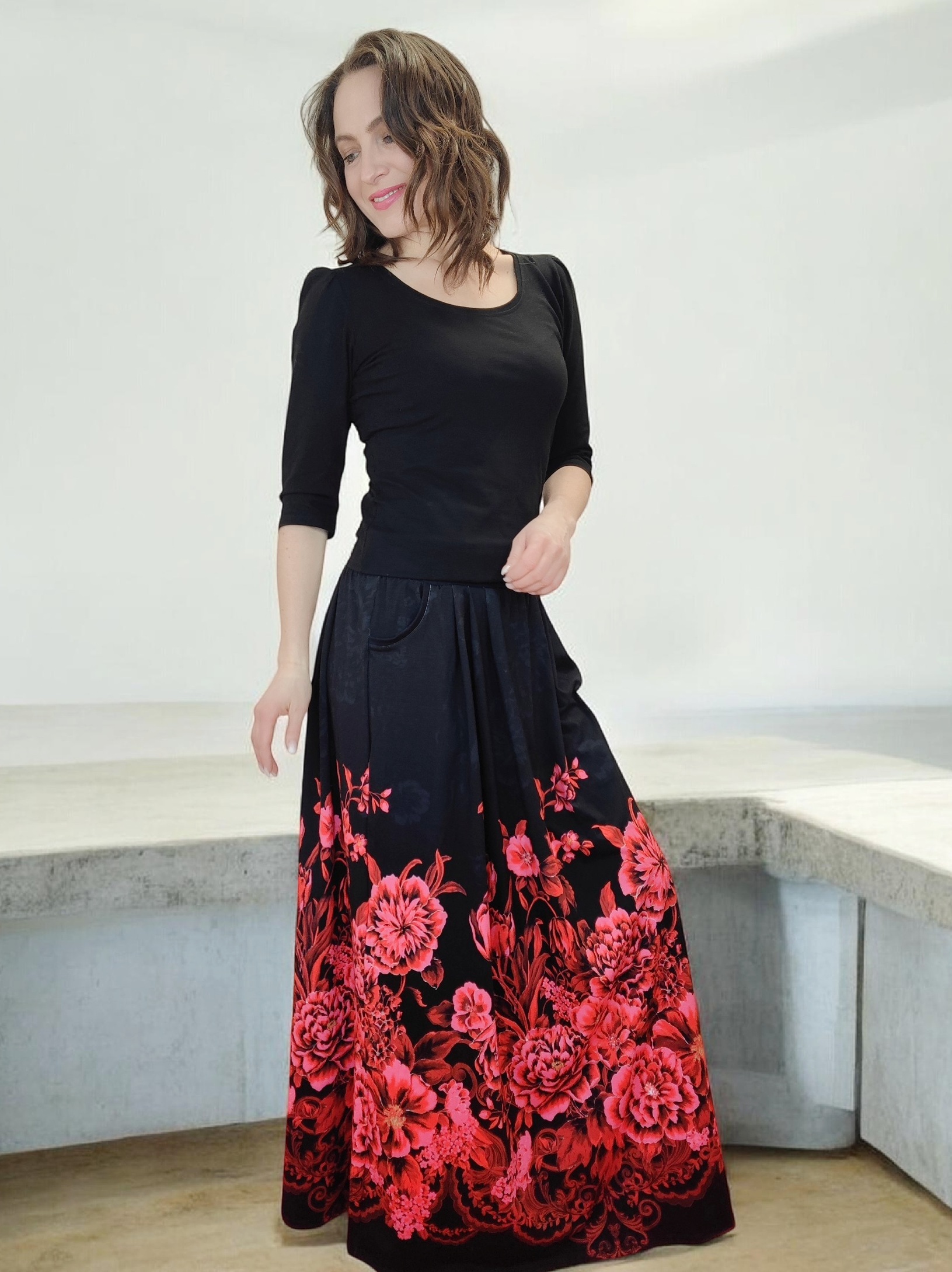 květovaná sukně ke kotníkům na postavě